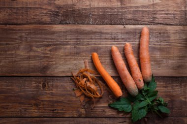 peeling sebze - havuç ve patates ahşap tahta üzerinde - stud