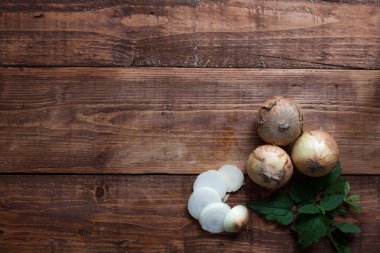 Ahşap arka plan, dilimlenmiş patates patates