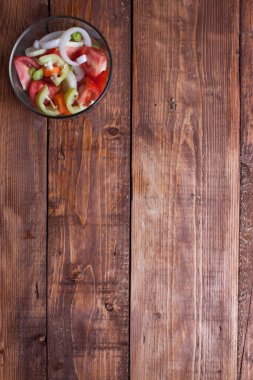 kase taze sebze salatası ahşap tablo