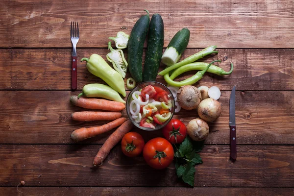 Salada vegetariana fresca saudável em uma tigela, legumes crus frescos o — Fotografia de Stock