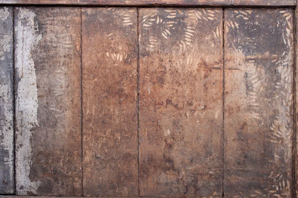 Rustik väderbiten lada trä bakgrund med knutar och spik hål — Stockfoto