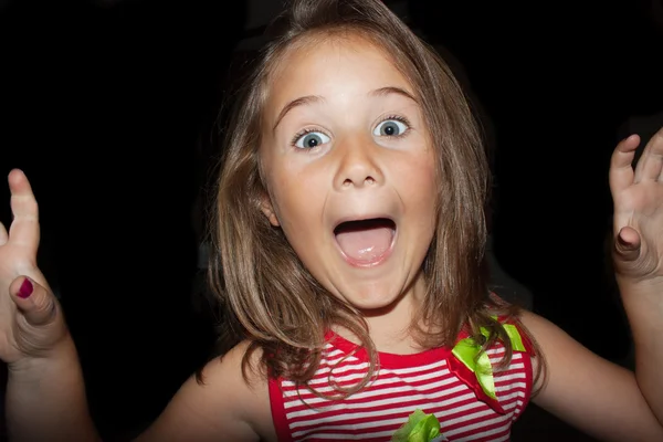 Портрет эмоциональной маленькой девочки в платье дома Лицензионные Стоковые Изображения