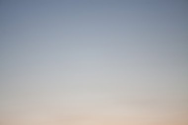 arka plan mavi gökyüzünde bulutlar olmadan