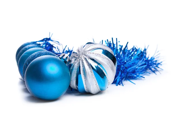 Renkli mavi Noel dekorasyon baubles beyaz alanı f — Stok fotoğraf