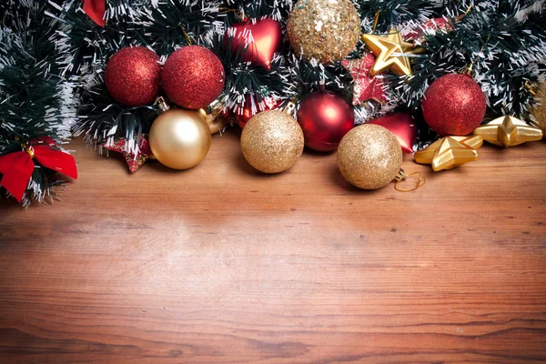 Noel topları ve dekorasyon ahşap tabl üzerinde arka plan — Stok fotoğraf