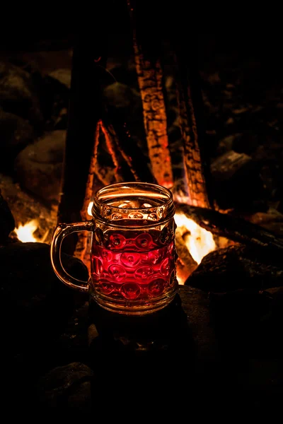Fuego Las llamas de una fogata en la noche — Foto de Stock