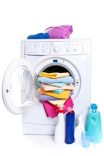 Máquina de lavar roupa isolada em branco, agentes de limpeza e panos . — Fotografia de Stock