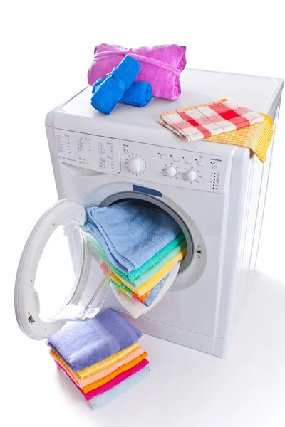 Máquina de lavar roupa com lavanderia isolada em branco — Fotografia de Stock