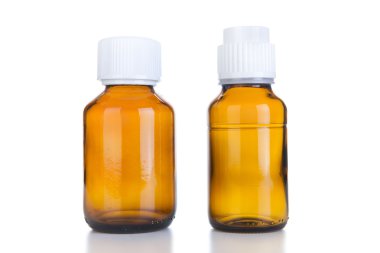 İki ilaç şişesi kahverengi cam veya plastik üzerinde beyaz izole 