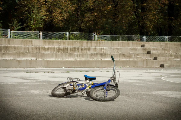 Niebieski rower na chodnik przed kamiennym murem — Zdjęcie stockowe
