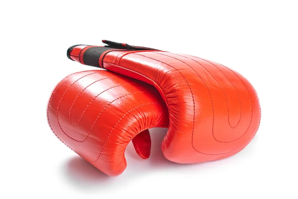 Красные боксерские перчатки, изолированные на белом — стоковое фото