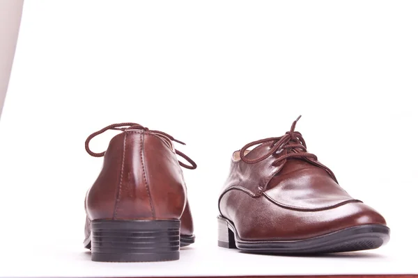 Mannen die schoenen bruin elegantie geïsoleerd op witte achtergrond — Stockfoto