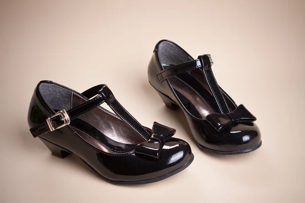 Черный блеск кожаные туфли девушки с черной лентой — стоковое фото