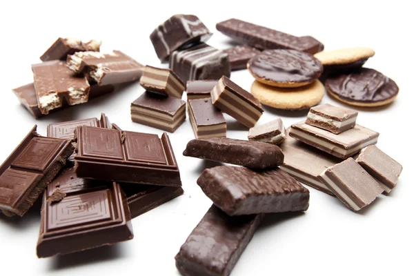 Trozos de chocolate sobre un fondo blanco — Foto de Stock