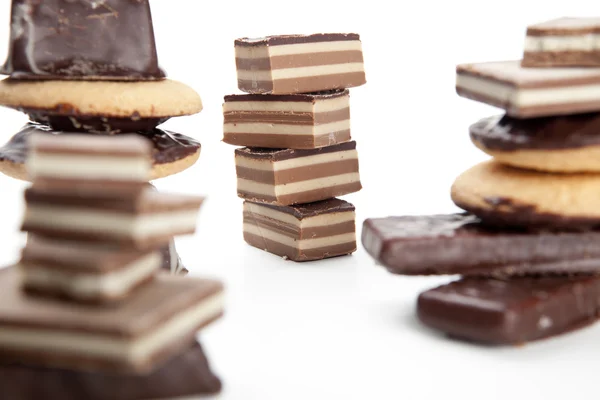 Trozos de chocolate sobre un fondo blanco — Foto de Stock