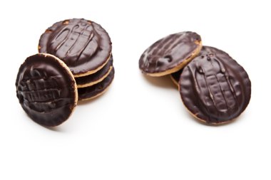 Beyaz arka planda çikolata parçaları