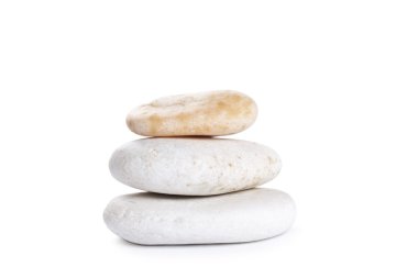 beyaz zemin üzerine taş yığını