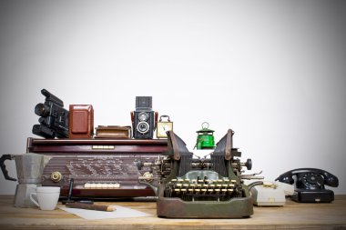 Antika telefon, eski daktilo, radyo, Masa lambası