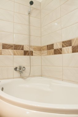 Süslü çinileri ile modern banyo