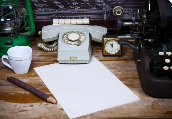 Натюрморт з ретро друкарською машинкою, будильником, телефоном і старим — стокове фото