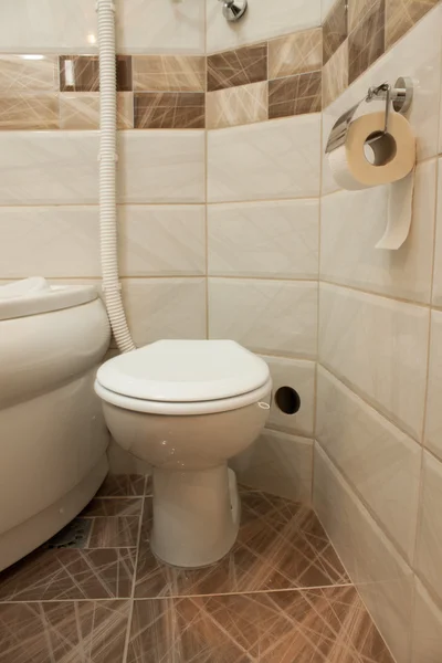 Banheiro moderno com azulejos extravagantes — Fotografia de Stock