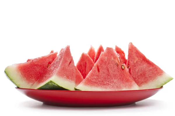Wassermelonenstücke auf einem Teller isoliert — Stockfoto