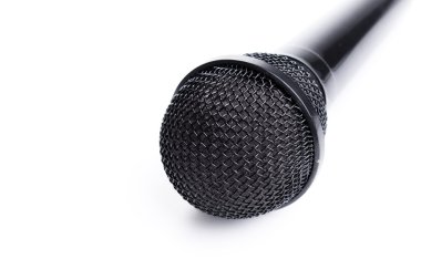 Beyaz arka plan üzerinde izole mikrofon. Hoparlör kavramı.