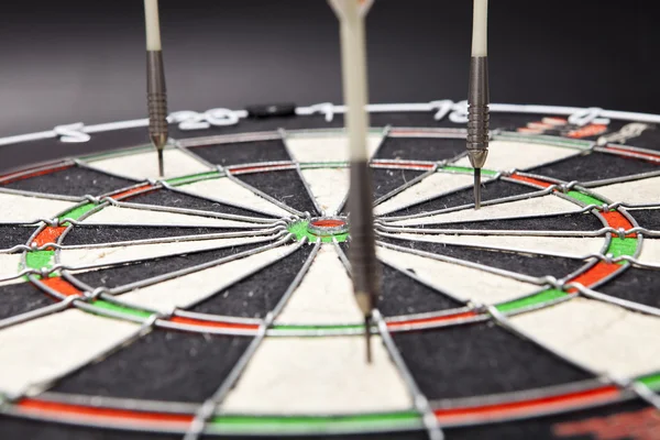 Pijlen darts het doel raken en worden weergegeven op een zwart — Stockfoto