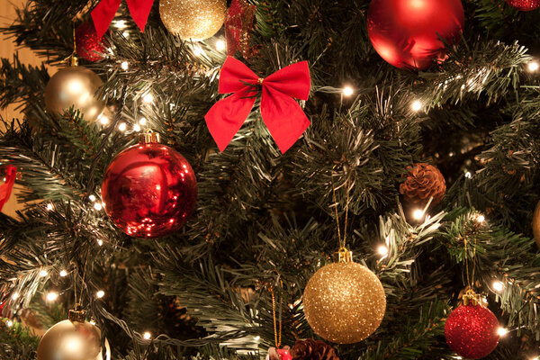 Рождественские игрушки на елке
