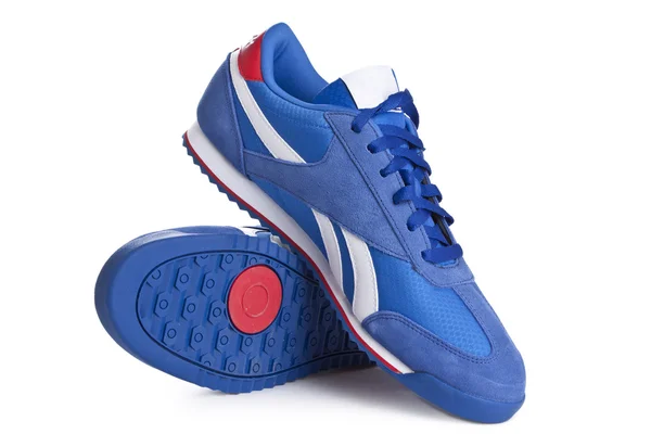 Beyaz arka planda mavi spor ayakkabı