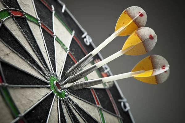 Drei Darts im Zielbereich — Stockfoto