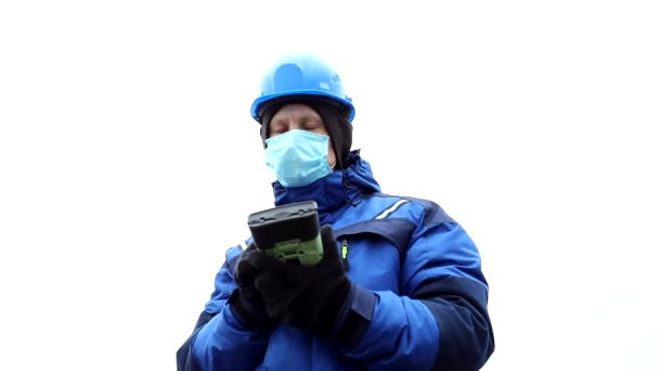 Hombre Ingeniero Topógrafo Casco Azul Chaqueta Invierno Encuentra Máscara Médica — Vídeo de stock