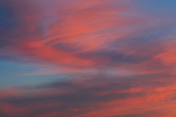 Háttér Csodálatos Rejtély Piros Sárga Felhők Megvilágított Sugarak Esti Nap Jogdíjmentes Stock Képek