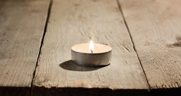 Μοναχικά Μικρό Φως Καύση Στρογγυλό Κερί Ένα Ξύλινο Φόντο Ακατέργαστο — Φωτογραφία Αρχείου
