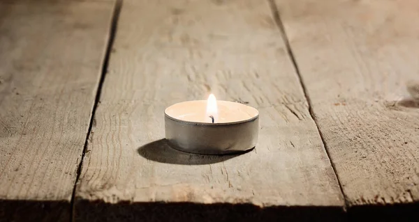 Eenzame Kleine Brandende Ronde Kaars Een Houten Achtergrond Van Ruwe — Stockfoto