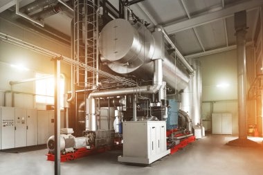 Rankine organik bisiklet türbini (ORC-türbini) kontrol dolapları ile modern endüstriyel kazan dairesine yerleştirilmiş, ısıtma işlemleri için güneş patlamaları ile donatılmış.. 