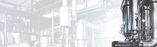 近代的な産業用ボイラー室で蒸気および圧力計を供給するためのポンプおよびパイプライン コピースペース付きのパノラマバナー ブルートーニング ストックフォト