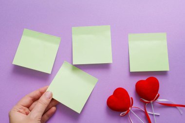 Sevgililer Günü arkaplanı, kalple not, kırmızı kalpli sevgililer günü kartı.