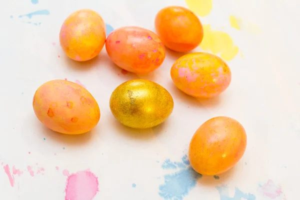 주황색과 노란색의 부활절 달걀은 밝은색의 위에서 바라본 것이다 파스텔 배경에 — 스톡 사진