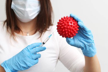 Aşılama. Doktor elinde bir şırınga tutuyor.