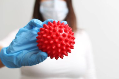 Aşılama. Doktor elinde bir virüs tutuyor.