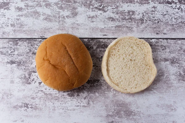 Uma Visão Pão Hambúrguer Branco Dividido Meio Colocado Lado Lado — Fotografia de Stock