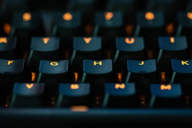 Siyah Klavyede Turuncu Harfli Anahtarlar