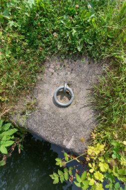 Derbyshire 'daki Cromford Kanalı' nın beton zeminine bağlanmış bir demirleme halkası.