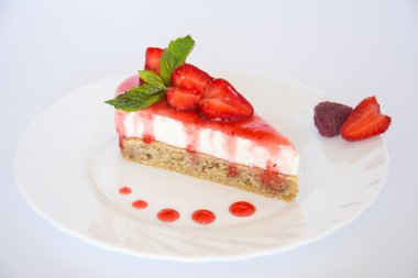 meyveleri izole beyaz plaka ile çilekli cheesecake.