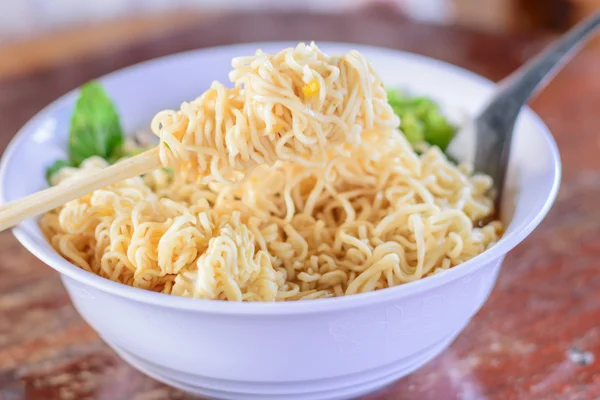 Fideos chinos con cerdo picado y huevo — Foto de Stock