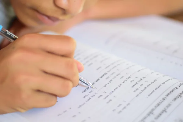 Estudiantes haciendo deberes en la escuela — Foto de Stock