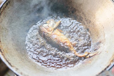 pan ile sıcak yağda ateş uskumru