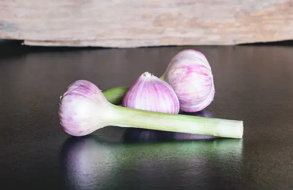 Česnek na stole. — Stock fotografie