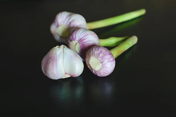 Knoblauch auf dem Tisch — Stockfoto